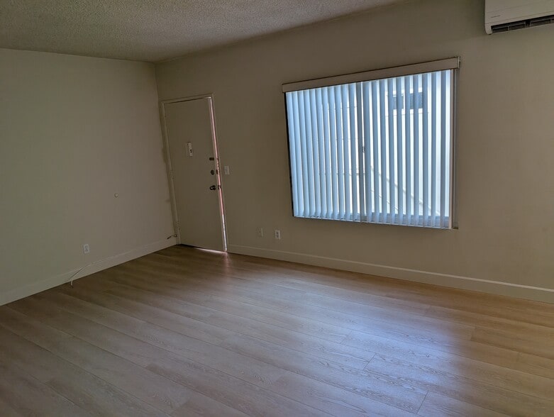 Building Photo - 11927 Iowa Ave