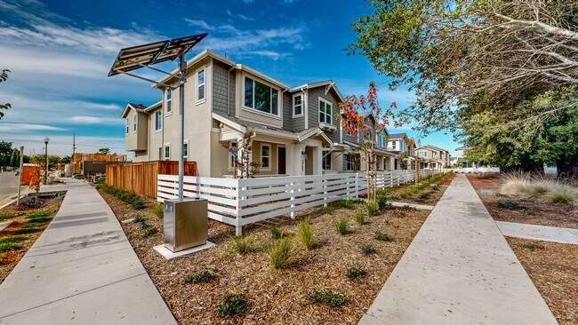 Building Photo - 2782 Sassy St