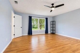 Building Photo - 323 Towne House Ln