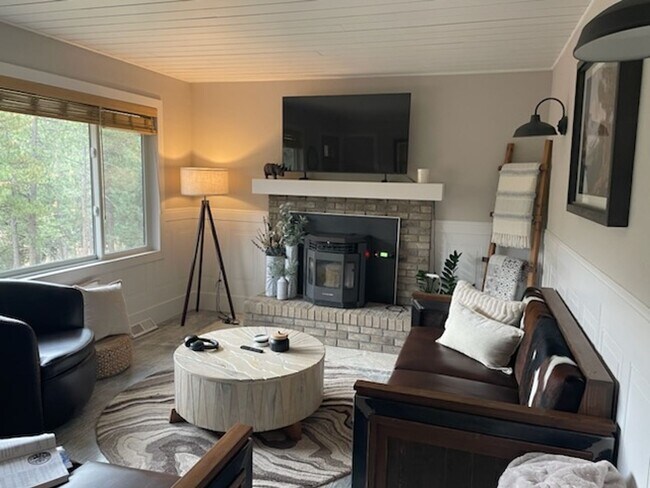 Building Photo - Cozy Cascade Home!