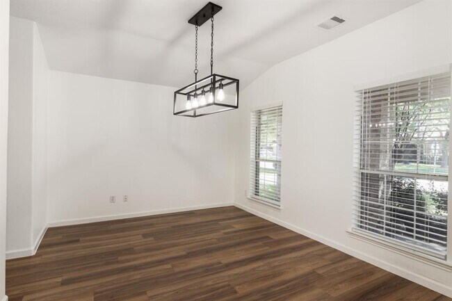 Building Photo - 32350 Cross Spring Park Ln