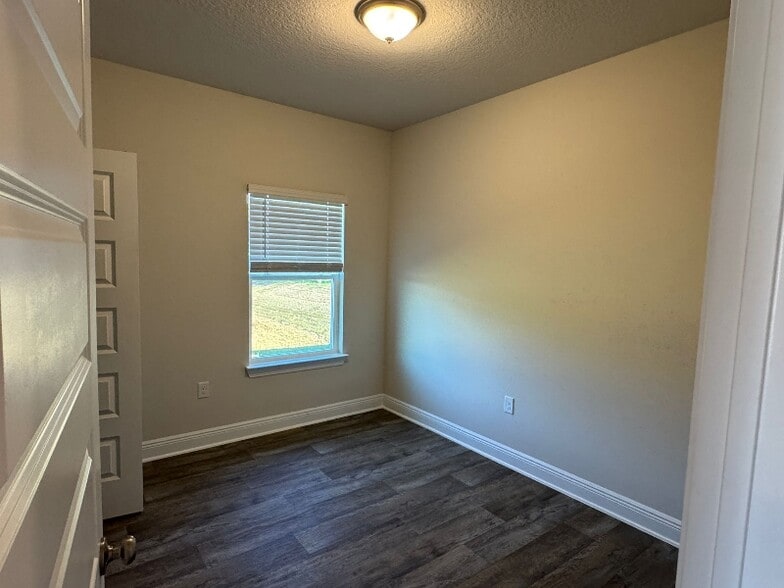 Building Photo - 13600 Shea Cir