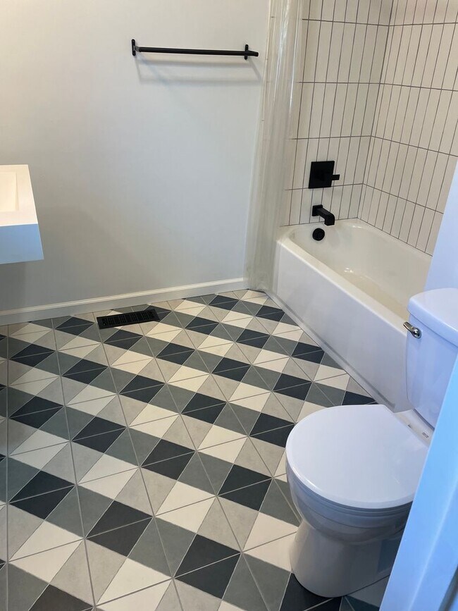 Building Photo - $300 OFF 1st Month's RENT!! - East Medford...