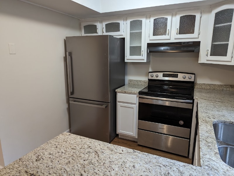 Building Photo - 485 Woodview Dr