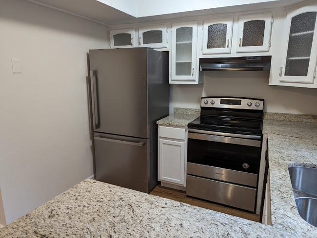 Building Photo - 485 Woodview Dr