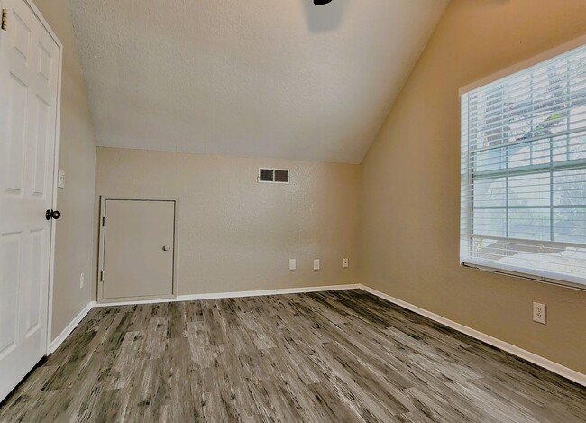 Building Photo - Lake Elsinore, 1 BR, 1 BA, Upstrs Apartmen...