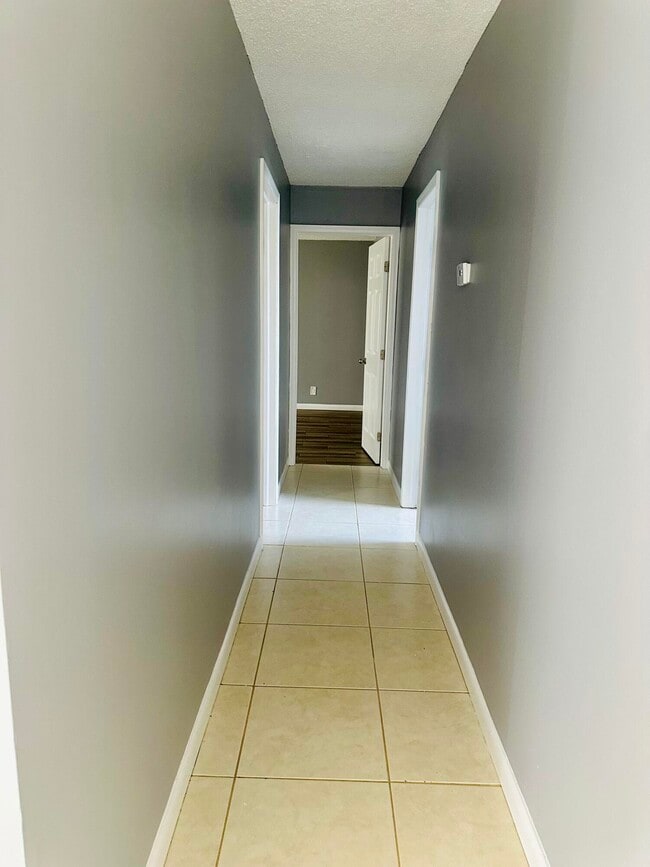 Building Photo - 9305 Sunrise Dr
