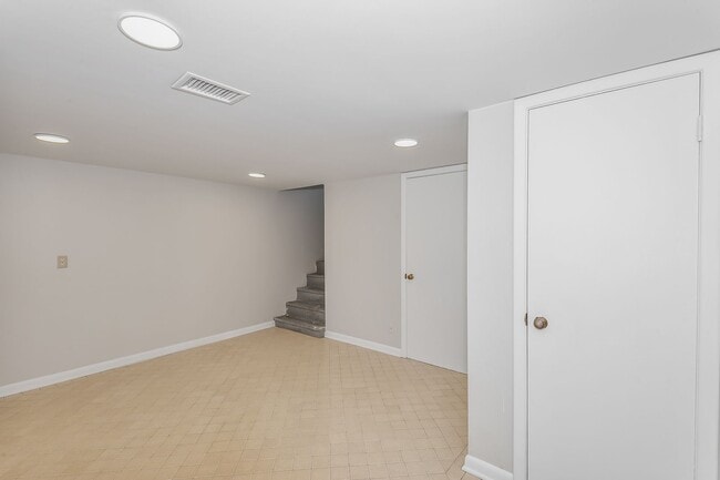 Building Photo - 2 Bedroom Duplex with Basement