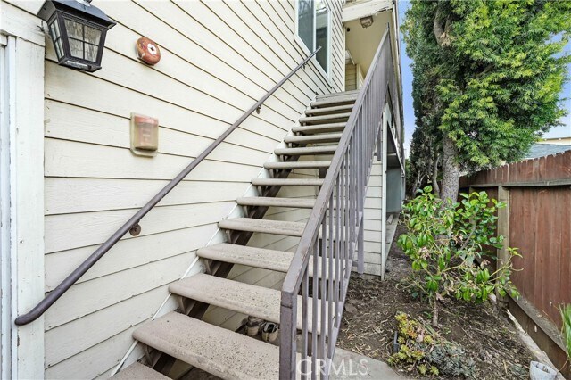 Building Photo - 1637 E 5th St