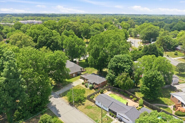 Building Photo - Beautifully Updated 3BR Home in an Established Burlington Neighborhood
