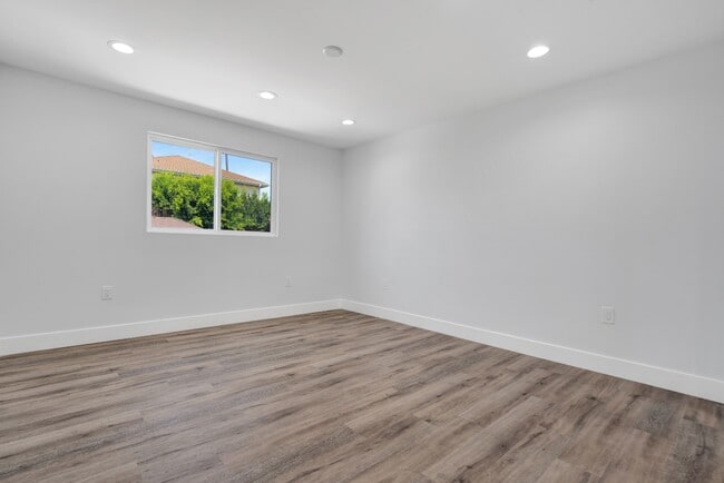 Building Photo - Spacious 3BR NoHo Home w/ Luxury European Finishes