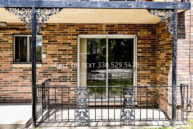 Building Photo - 842 S Green Rd