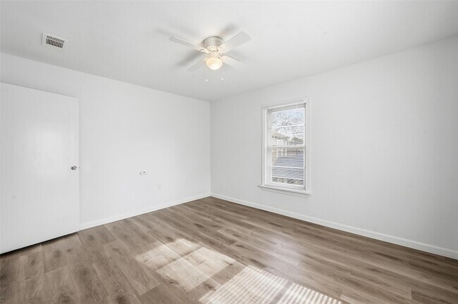 Building Photo - 418 Russell St