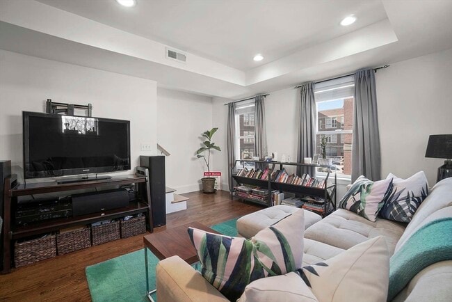 Building Photo - 208-210-210 W Seventh St