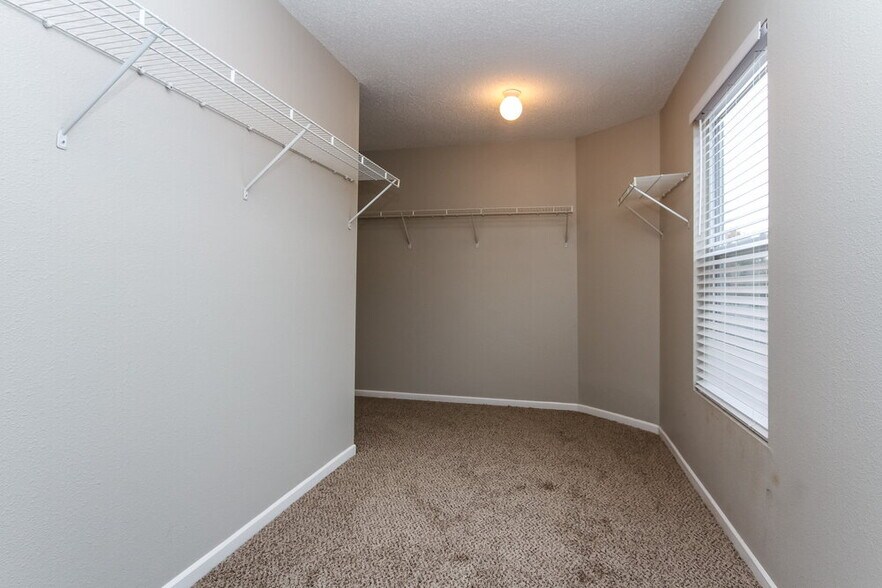 Building Photo - 8551 Bluff Point Dr
