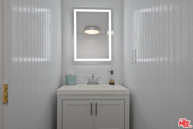 Building Photo - 1131 Alta Loma Rd