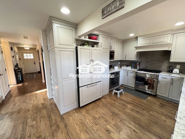 Building Photo - 8066 S Rosemary Ct