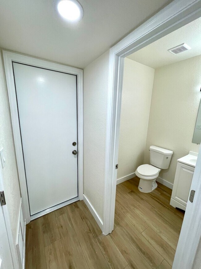 Building Photo - Gorgeous 2-Story Home with Golf Course Views and Modern Amenities!