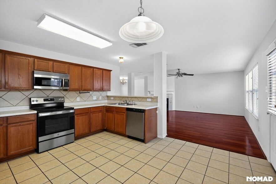 Building Photo - 1725 Bluebird Dr