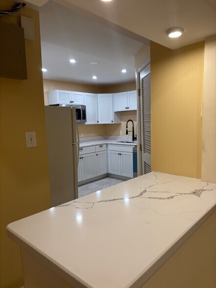 Wet bar - 6859 Rolling Creek Way