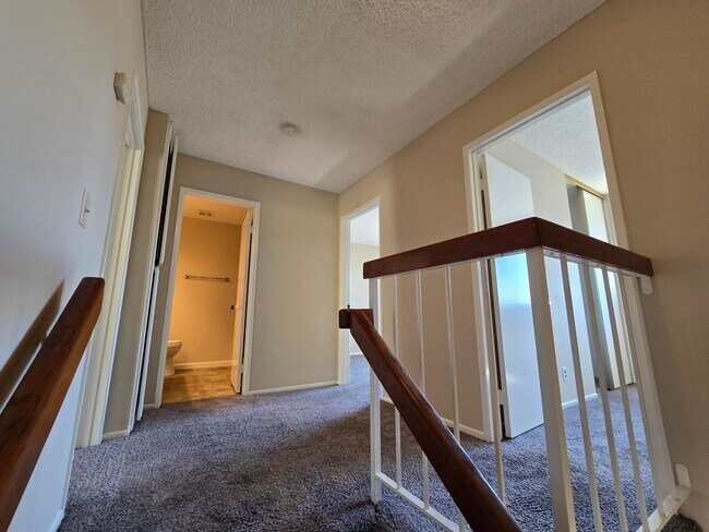 Building Photo - Fantastic 4 Bed, 3 Bath condo!