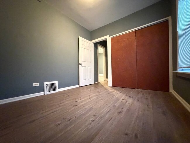 Building Photo - 3BR Single-Family Home with Basement & Off-Street Parking