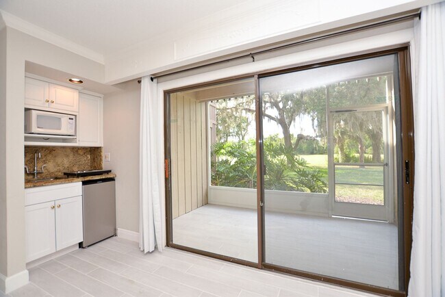 Building Photo - 622 Olde Camelot Cir