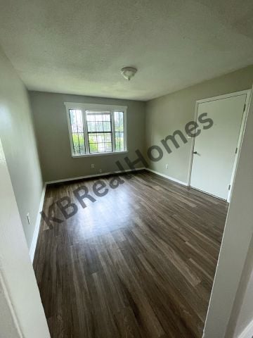 Building Photo - 6 E McKellar Ave