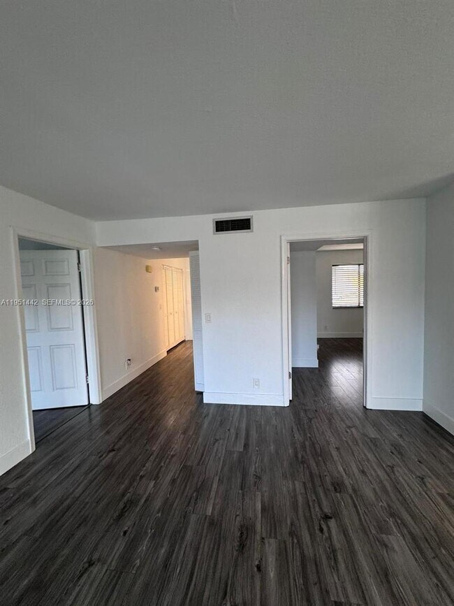 Building Photo - 5917 Vía Vermilya