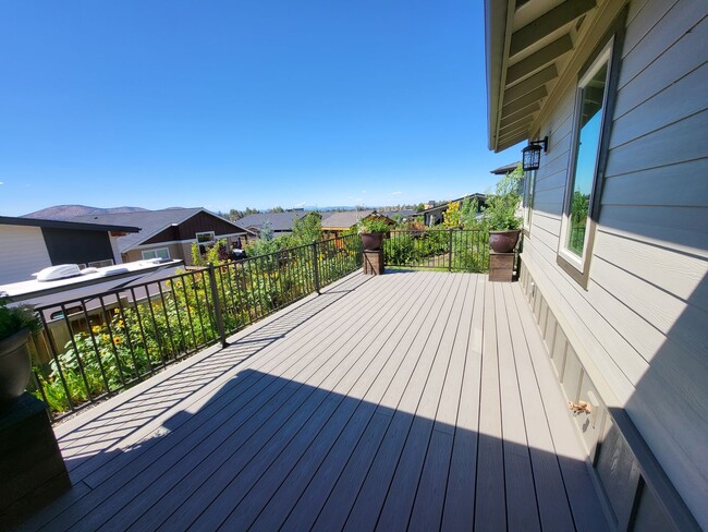 Building Photo - 4581 SW Zenith Point Ct