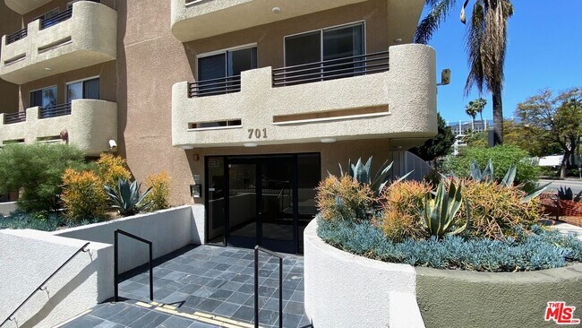 Building Photo - 701 S Kingsley Dr