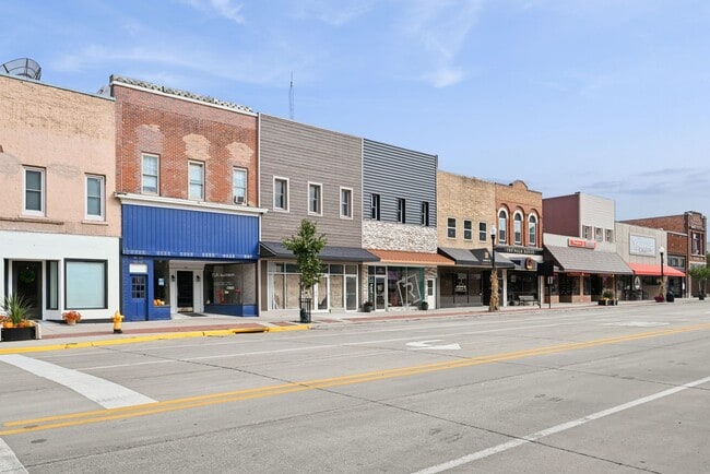 Building Photo - 105 E Bremer Ave