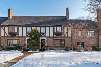 Building Photo - 476 St Clair Ave