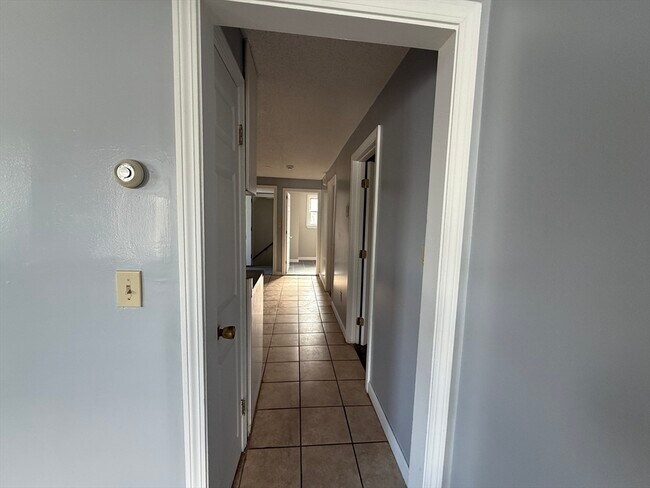 Building Photo - 18 Meadow St