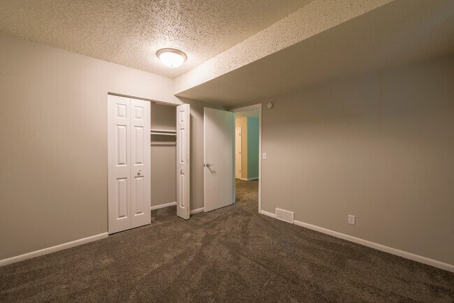 Building Photo - 5590-5592 Timber Lane Shorewood MN