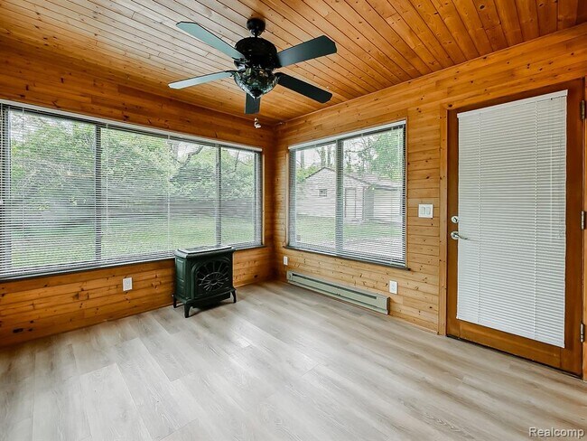 Building Photo - 7580 Thornwood St