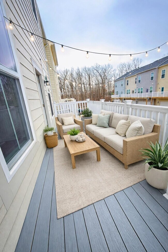 Building Photo - 10165 Queens Wy