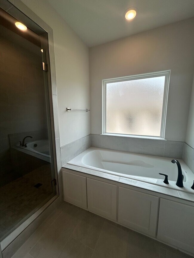 Building Photo - Beautiful Modern Home in Pea Ridge!