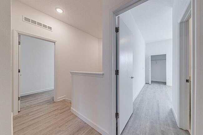 Building Photo - 400 Famagusta Dr