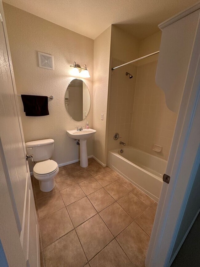 Building Photo - 2BD 2Bath with Office