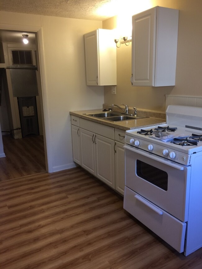 Building Photo - 1405 S Rogers St