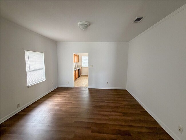 Building Photo - 114 E Hull St