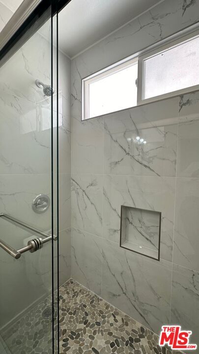 Building Photo - 517 S Kenmore Ave