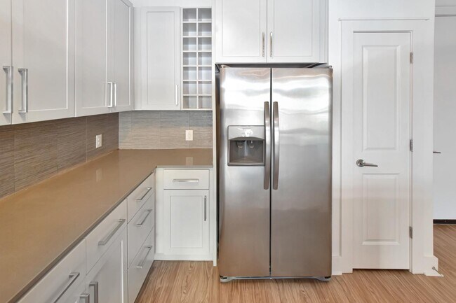 Building Photo - 650 E Brooklyn Vlg Ave