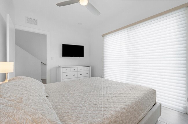 Building Photo - 1367 N Ocean Blvd