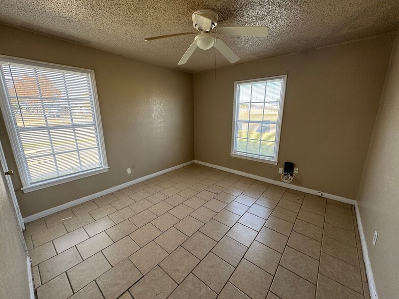 Building Photo - 912-912 Williamson Dr