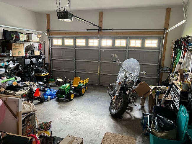 Building Photo - 4 Bedroom Home with Garage & Convenient ac...