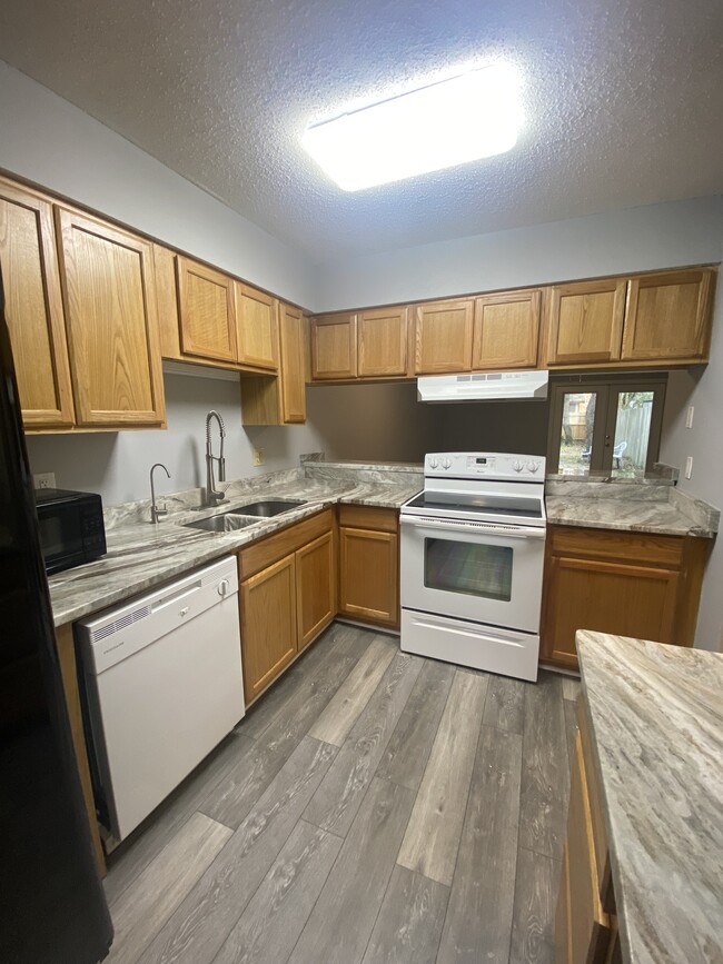 Kitchen - 338 Woodham Ct