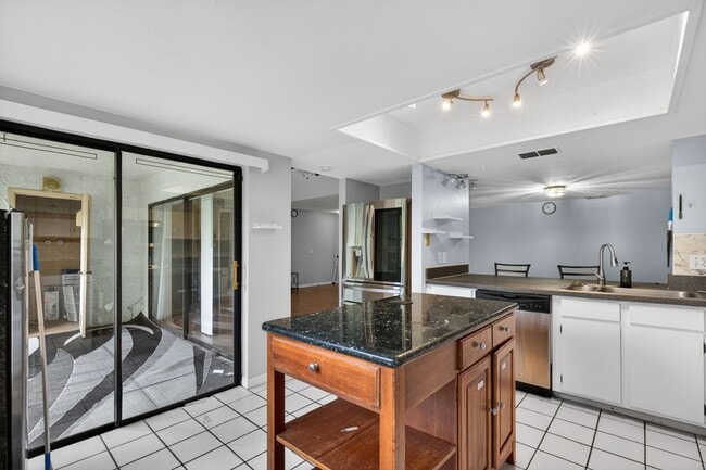 Building Photo - Cozy 3 Bedroom Available in Tampa!