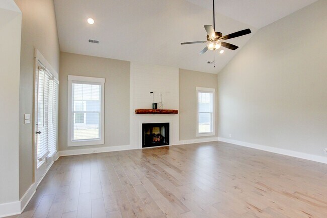 Building Photo - Fresh and Clean 3 bed/2 bath minutes from Exit 8.  Show Stopper!